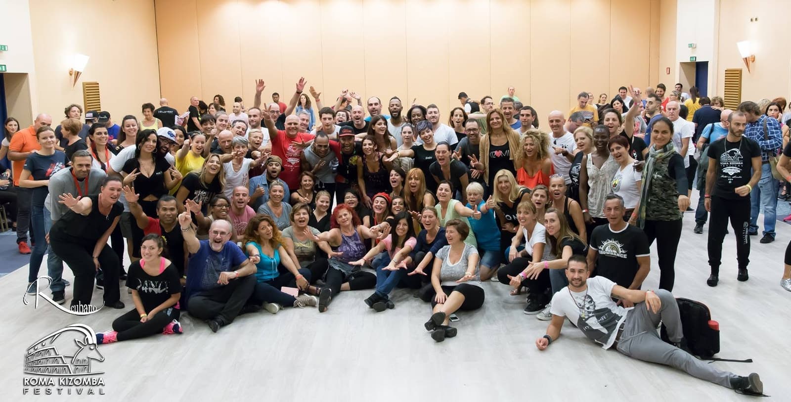 Group photo with hundreds of participants at the end of a class.